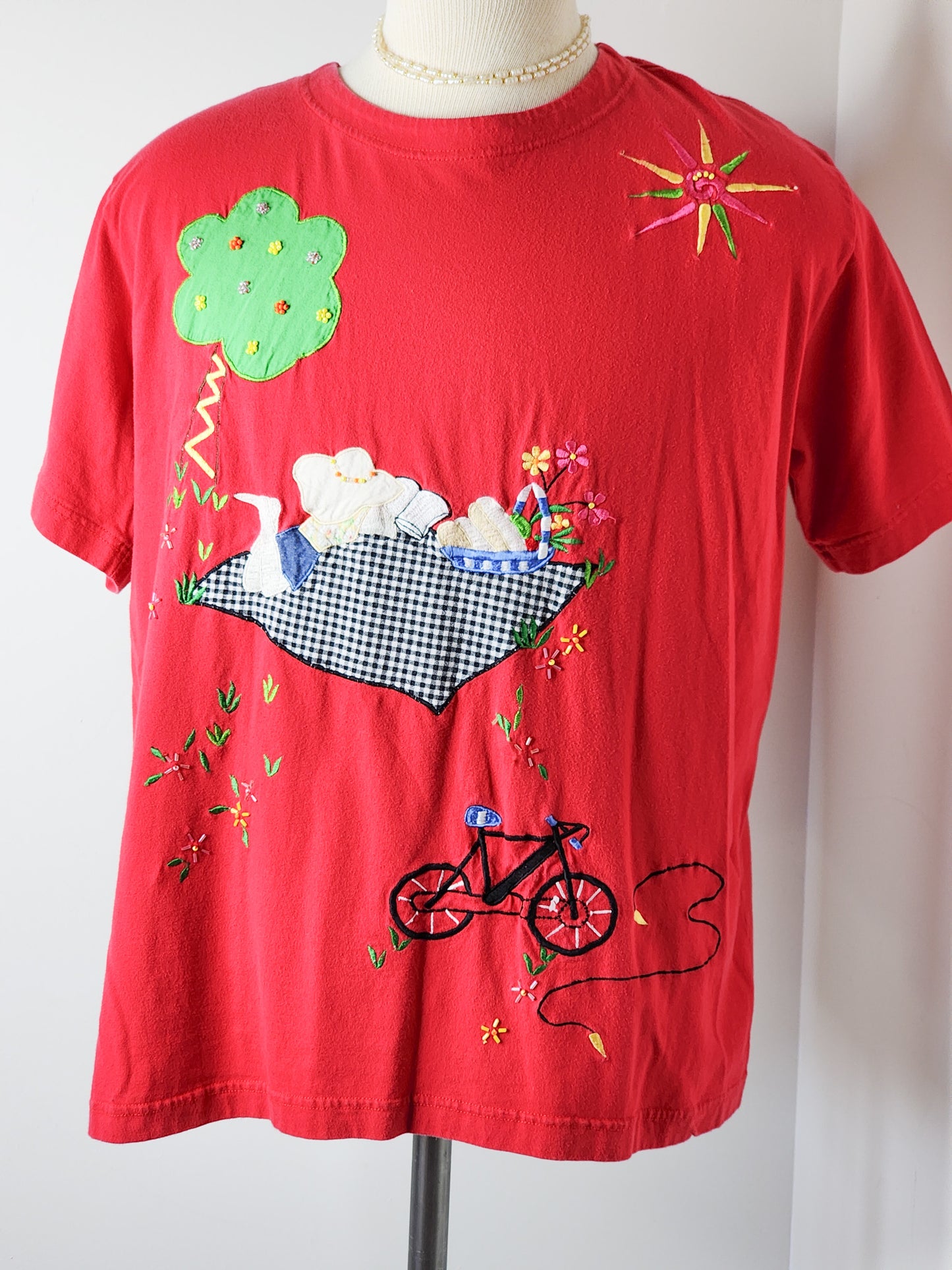 Vtg Embroidered Summer Scene Red Tee