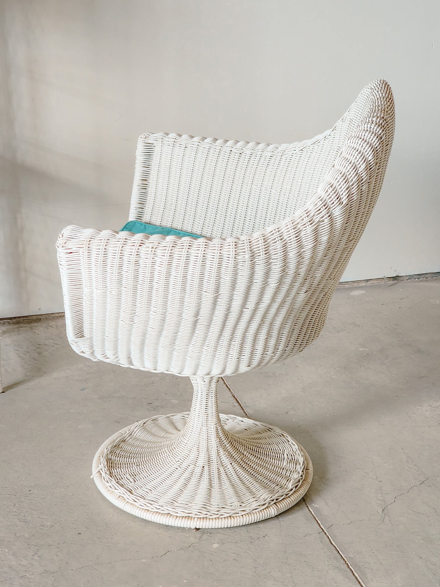 Vtg White Wicker Tulip Chair w/ Cushion