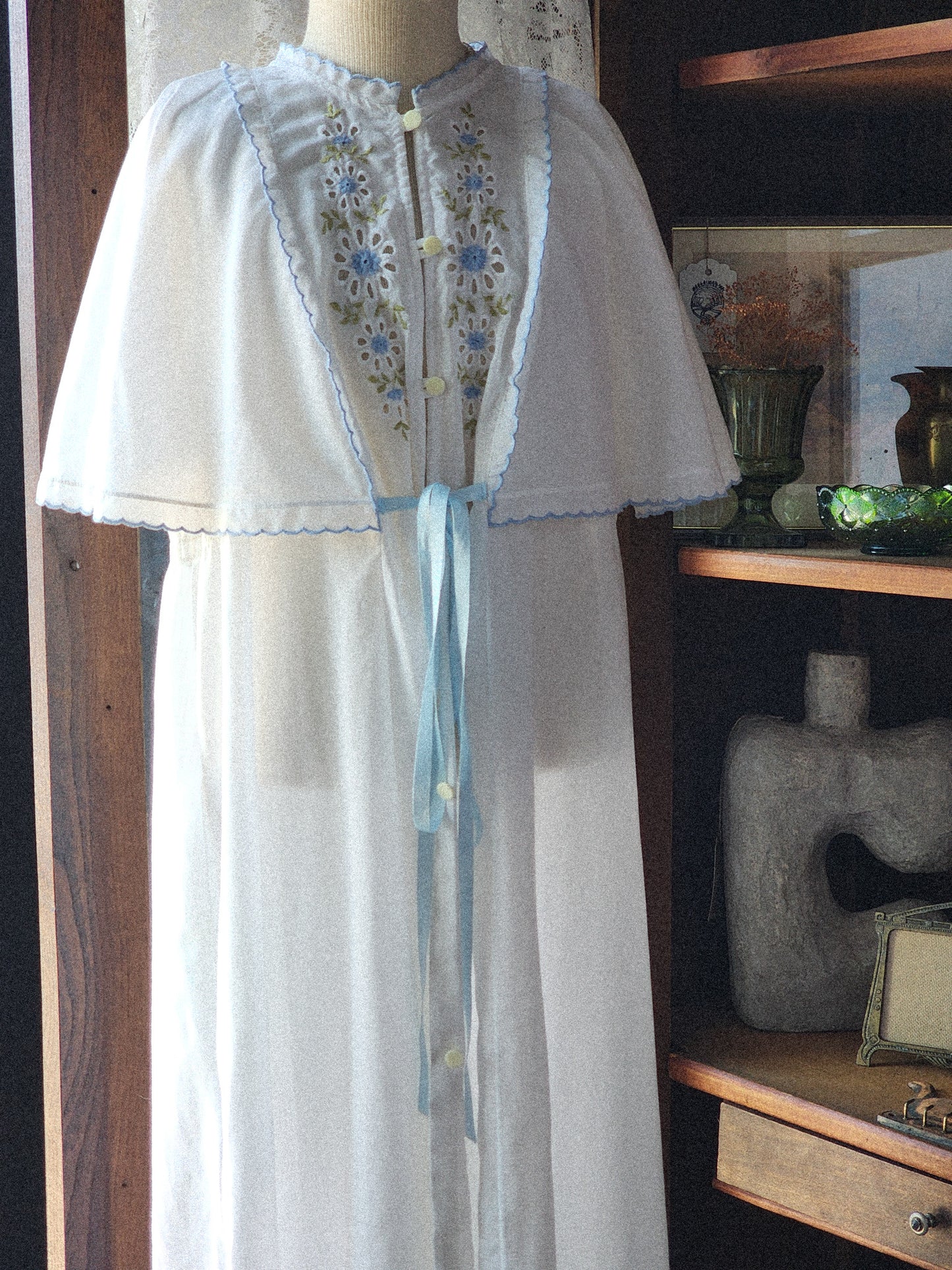 70s Capelet Style Robe With Flower Embroidery by Gilead Tagged L